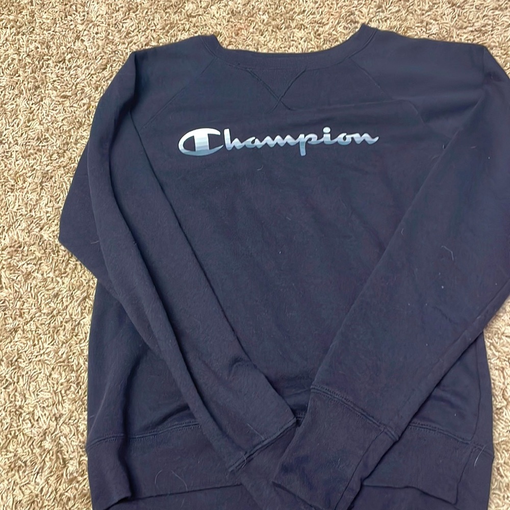 Black champion sweater worn once Amazing condition!!!
